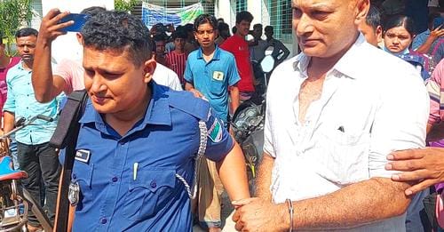 চেয়ারম্যানকে আটক করে পুলিশে দিলেন জনতা